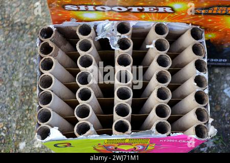 Resti dei fuochi d'artificio di Capodanno lasciati per le strade di Nieuwerkerk aan den IJssel nei Paesi Bassi Foto Stock