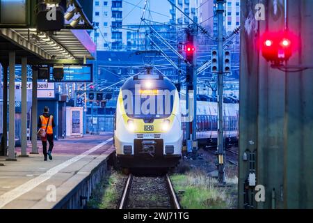 Hauptbahnhof Stuttgart mit einfahrendem Regionalzug, Bahnsteig mit Signalanlage am Abend // 11.02.2024: Stoccarda, Baden-Württemberg, Deutschland, Europa *** stazione centrale di Stoccarda con treno regionale in arrivo, piattaforma con sistema di segnalamento la sera 11 02 2024 Stoccarda, Baden Württemberg, Germania, Europa Foto Stock