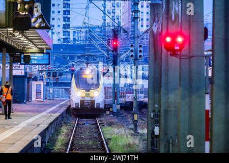 Hauptbahnhof Stuttgart mit einfahrendem Regionalzug, Bahnsteig mit Signalanlage am Abend // 11.02.2024: Stoccarda, Baden-Württemberg, Deutschland, Europa *** stazione centrale di Stoccarda con treno regionale in arrivo, piattaforma con sistema di segnalamento la sera 11 02 2024 Stoccarda, Baden Württemberg, Germania, Europa Foto Stock