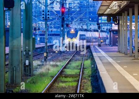 Hauptbahnhof Stuttgart mit einfahrendem Regionalzug, Bahnsteig mit Signalanlage am Abend // 11.02.2024: Stoccarda, Baden-Württemberg, Deutschland, Europa *** stazione centrale di Stoccarda con treno regionale in arrivo, piattaforma con sistema di segnalamento la sera 11 02 2024 Stoccarda, Baden Württemberg, Germania, Europa Foto Stock