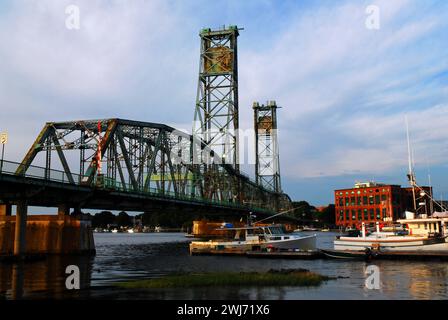 Il Memorial Bridge di Portsmouth, New Hampshire, è un ponte verticale che attraversa il fiume Piscataqua e si collega a Kittery, Maine, New England Foto Stock