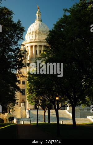 La cupola del Campidoglio del Rhode Island a Providence sorge tra gli alberi della piazza ed è sede del governo e della politica dello stato Foto Stock