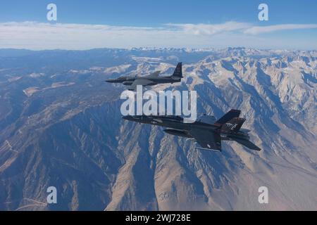 China Lake, Stati Uniti. 27 novembre 2023. Un caccia F/A-18F Super Hornet della Marina degli Stati Uniti, assegnato al Vampires of Air test and Evaluation Squadron Nine scorta un aereo spia U-2 Dragon Lady dell'USAF sopra la Naval Air Weapons Station China Lake, 27 novembre 2023 a China Lake, California. Credito: Tenente Jonathan Newbery/U.S. Navy Photo/Alamy Live News Foto Stock