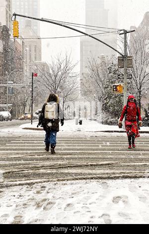 New York, Stati Uniti. 13 febbraio 2023. Neve a New York. Crediti: Nidpor/Alamy Live News Foto Stock