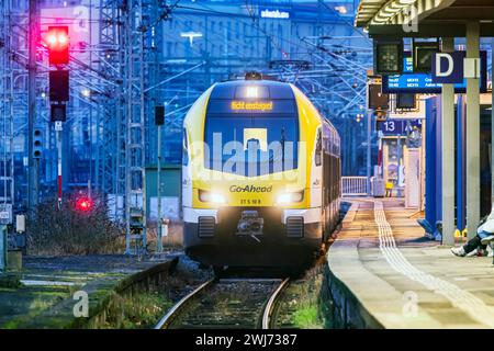 Hauptbahnhof Stuttgart mit einfahrendem Regionalzug, Bahnsteig mit Signalanlage am Abend. Zugschild nicht einstein igen . // 11.02.2024: Stoccarda, Baden-Württemberg, Deutschland, Europa *** stazione centrale di Stoccarda con treno regionale in arrivo, binario con sistema di segnalamento in serata cartello treno non salire a bordo 11 02 2024 Stoccarda, Baden Württemberg, Germania, Europa Foto Stock