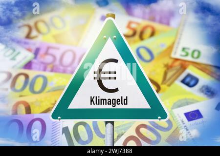 FOTOMONTAGE, Grünes Schild mit Eurozeichen und Aufschrift Klimageld vor Euroscheinen *** FOTOMONTAGE, cartello verde con il simbolo dell'euro e l'iscrizione Klimageld davanti alle banconote in euro Foto Stock