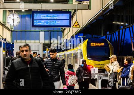 Hauptbahnhof Stuttgart mit Regionalzug, Metropolexpress MEX16 nach Geislingen, Bahnsteig mit Fahrgästen am Abend. // 11.02.2024: Stoccarda, Baden-Württemberg, Deutschland, Europa *** stazione centrale di Stoccarda con treno regionale, Metropolexpress MEX16 per Geislingen, binario con passeggeri in serata 11 02 2024 Stoccarda, Baden Württemberg, Germania, Europa Foto Stock