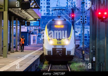 Hauptbahnhof Stuttgart mit einfahrendem Regionalzug, Bahnsteig mit Signalanlage am Abend // 11.02.2024: Stoccarda, Baden-Württemberg, Deutschland, Europa *** stazione centrale di Stoccarda con treno regionale in arrivo, piattaforma con sistema di segnalamento la sera 11 02 2024 Stoccarda, Baden Württemberg, Germania, Europa Foto Stock