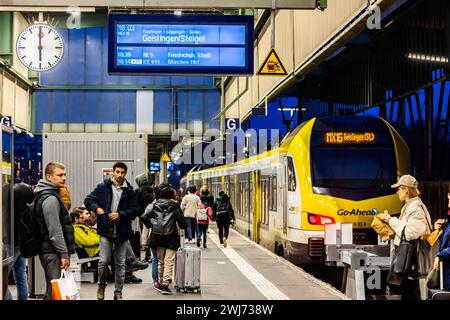 Hauptbahnhof Stuttgart mit Regionalzug, Metropolexpress MEX16 nach Geislingen, Bahnsteig mit Fahrgästen am Abend. // 11.02.2024: Stoccarda, Baden-Württemberg, Deutschland, Europa *** stazione centrale di Stoccarda con treno regionale, Metropolexpress MEX16 per Geislingen, binario con passeggeri in serata 11 02 2024 Stoccarda, Baden Württemberg, Germania, Europa Foto Stock