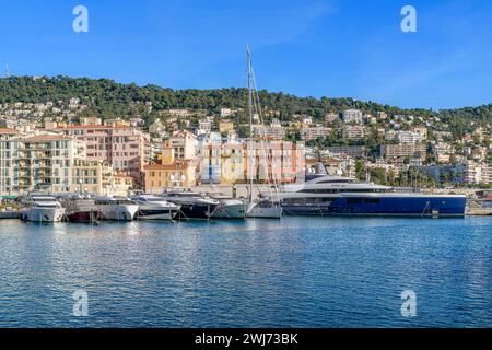 Pittoresca Port Lympia a Nizza. Con yacht di lusso e barche a remi colorate chiamate "pointus". Usate come barche da pesca e ora utilizzate anche dalle famiglie. Foto Stock