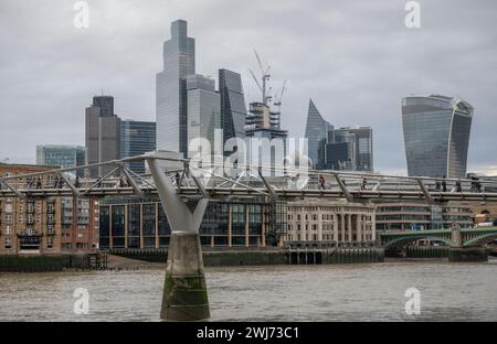 Città di Londra, Regno Unito. 13 febbraio 2024. Un nuovo grattacielo attualmente in fase di costruzione aggiunge un tocco al cambiamento dello skyline della città. Crediti: Malcolm Park/Alamy Live News Foto Stock