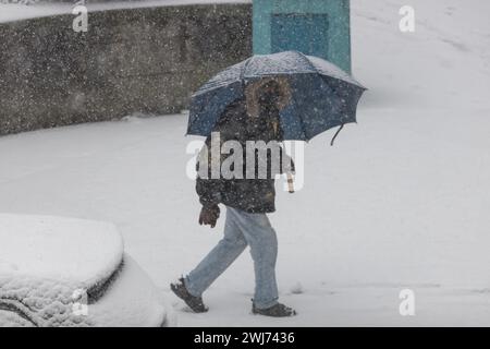 La neve è caduta e si è accumulata nella città di Jersey City nello stato del New Jersey negli Stati Uniti questo martedì 13. A partire dalla fine del 12 febbraio si prevede una forte nevicata in alcune zone del nord-est degli Stati Uniti, con alcune aree che raggiungono i 5 cm di neve all'ora, ha detto il National Weather Service Forecasters. Crediti: Brasile Photo Press/Alamy Live News Foto Stock