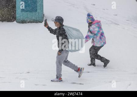 La neve è caduta e si è accumulata nella città di Jersey City nello stato del New Jersey negli Stati Uniti questo martedì 13. A partire dalla fine del 12 febbraio si prevede una forte nevicata in alcune zone del nord-est degli Stati Uniti, con alcune aree che raggiungono i 5 cm di neve all'ora, ha detto il National Weather Service Forecasters. Crediti: Brasile Photo Press/Alamy Live News Foto Stock