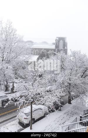 La neve è caduta e si è accumulata nella città di Jersey City nello stato del New Jersey negli Stati Uniti questo martedì 13. A partire dalla fine del 12 febbraio si prevede una forte nevicata in alcune zone del nord-est degli Stati Uniti, con alcune aree che raggiungono i 5 cm di neve all'ora, ha detto il National Weather Service Forecasters. Crediti: Brasile Photo Press/Alamy Live News Foto Stock