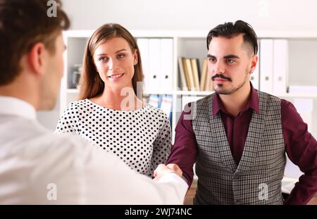 Coppia di giovani famiglie alla reception nella clinica, primo piano Foto Stock