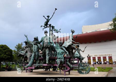 Famosa scultura di fronte al Teatro Nazionale di Bucarest, "Caruta cu paiate", un tributo al drammaturgo più amato della Romania Ion Luca Caragiale Foto Stock