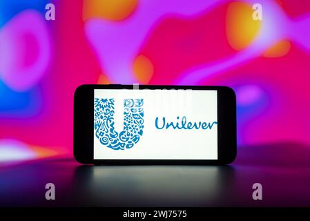 In questa immagine, il logo Unilever viene visualizzato sullo schermo di un telefono cellulare. (Foto di Idrees Abbas / SOPA Images/Sipa USA) *** esclusivamente per notizie editoriali *** Foto Stock