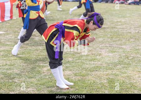 Buenos Aires, Argentina - 3 febbraio 2024: Giovane donna giapponese che fa gesto di namaste. EISA (danza giapponese con batteria) in Varela Matsuri. Foto Stock