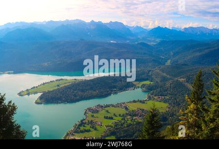 Vista aerea panoramica della penisola Zwergern a Walchensee e della catena montuosa delle Alpi (Baviera, Germania) Foto Stock