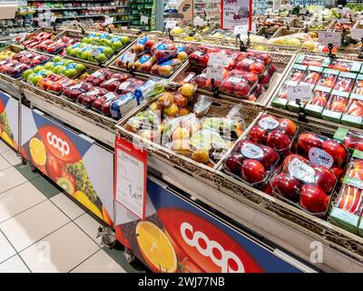 Bra, Italia - 13 febbraio 2024: Mele di vario tipo in imballaggi di plastica esposte in bancarello in vendita nel supermercato COOP italiano Foto Stock