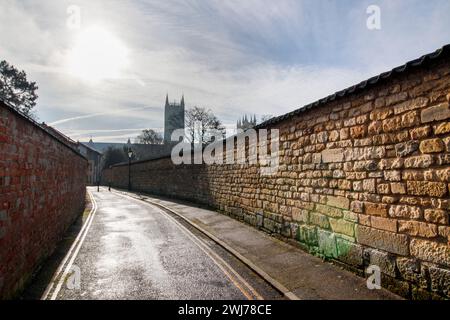 East Bight, una strada secondaria risalente al 1150 che costeggia le ex difese a est e a nord di Roman Lincoln. La strada inizia a Newport Arch, Bailgate e termina alla Cattedrale di Lincoln. Formava anche il confine delle parrocchie di Santa Margherita a nord e ad est, e di San Paolo e Santa Maria Maddalena a sud. A Lincoln Lincolnshire. East Bight ha avuto molti nomi nel corso degli anni, tra cui Bight Lane, Beight End, Thomas a Becketts Lane, Tom a Beight Lane, bit Lane, Turn-a-Back Lane, Tomabeck Lane. "Altezza" significa "piegatura" o "terra nella piegatura". Foto Stock