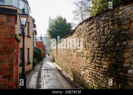 East Bight, una strada secondaria risalente al 1150 che costeggia le ex difese a est e a nord di Roman Lincoln. La strada inizia a Newport Arch, Bailgate e termina alla Cattedrale di Lincoln. Formava anche il confine delle parrocchie di Santa Margherita a nord e ad est, e di San Paolo e Santa Maria Maddalena a sud. A Lincoln Lincolnshire. East Bight ha avuto molti nomi nel corso degli anni, tra cui Bight Lane, Beight End, Thomas a Becketts Lane, Tom a Beight Lane, bit Lane, Turn-a-Back Lane, Tomabeck Lane. "Altezza" significa "piegatura" o "terra nella piegatura". Foto Stock