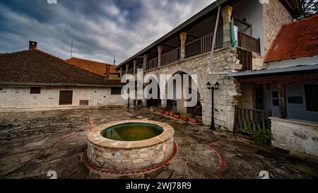 Un invitante cortile con una splendida fontana centrale Foto Stock