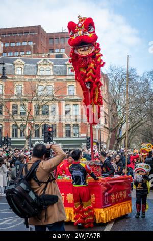 Londra. REGNO UNITO- 02.11.2024. Un bambino che esegue una danza leone di un palo speciale nella parata di celebrazione del capodanno cinese a China Town. Foto Stock