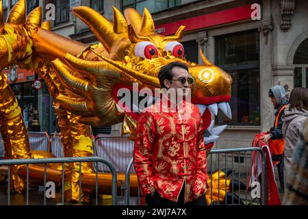 Londra. REGNO UNITO- 02.11.2024. I visitatori e i turisti della celebrazione del capodanno cinese si pongono di fronte a un gonfiabile dorato per le foto. Foto Stock