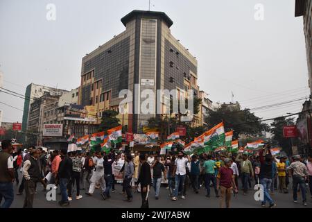 Kolkata, Bengala Occidentale, India. 13 febbraio 2024. Il Congresso Nazionale Indiano organizza una marcia di protesta da Subodh Mullick Square al quartier generale della polizia di Kolkata a Lalbazar, condannando presunti disordini e stupri di donne a Sandeshkhali, Sundarbans, insieme a presunti fallimenti delle amministrazioni di polizia. Il partito chiede con veemenza l'arresto di Shaik Shajahan, un leader locale del Congresso Trinamool, e di altri membri del TMC implicati negli incidenti. Come echi di dissenso riverberato nelle strade, i manifestanti sottolineano l'immediata necessità di giustizia e responsabilità. Il rally unde Foto Stock