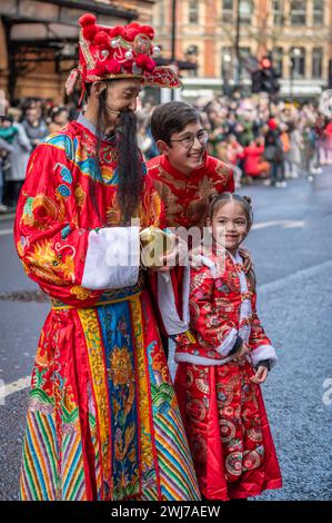 Londra. REGNO UNITO- 02.11.2024. Vecchi e giovani che partecipano alla sfilata di celebrazione del capodanno cinese vestiti con costumi cinesi tradizionali. Foto Stock