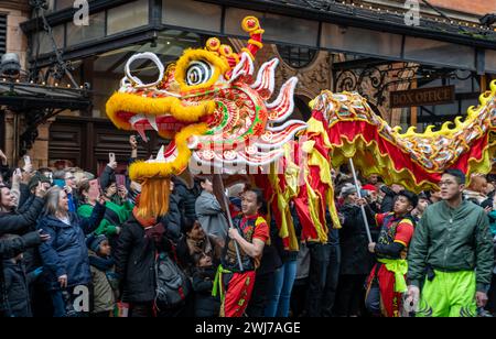 Londra. REGNO UNITO- 02.11.2024. Primo piano di un gruppo che esegue una danza del drago nella sfilata di celebrazione del capodanno cinese con una grande folla di apprezzamento. Foto Stock
