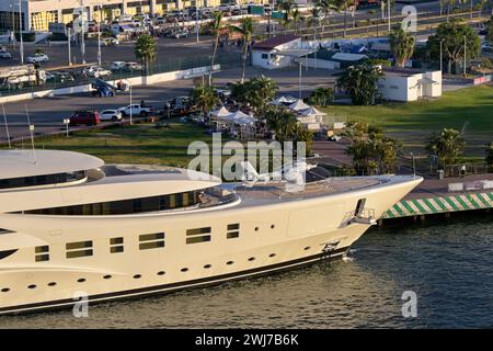 Puerto Vallarta, Messico - 15 gennaio 2024: Superyacht AV con elicottero sul ponte ormeggiato nel porto di Puerto Vallarta alla luce del sole serale. Foto Stock