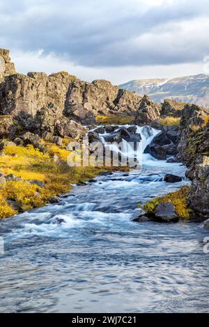 Drekkingarhylur sul fiume Oxara, Parco Nazionale di Thingvellir nel sud dell'Islanda. Situato sul Mid-Atlantic Ocean Rift, il parco è un patrimonio mondiale si Foto Stock