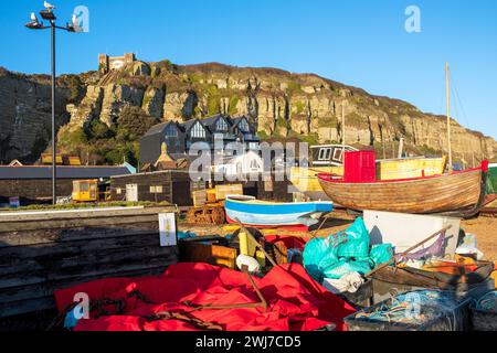 Vecchie barche da pesca sulla spiaggia di Hastings Old Town Stade a Rock-a-Nore, East Sussex, Regno Unito Foto Stock