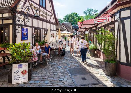 I turisti apprezzano le terrazze dei ristoranti e i negozi di artigianato dell'Handwerkerhof di Norimberga, in Germania, un cantiere artigianale situato nella città vecchia. Foto Stock