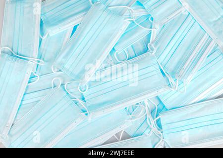alcune maschere chirurgiche di fronte blu su sfondo in pandemia coronavirus concept wallpaper Foto Stock