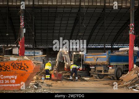 Vista interna dei lavori di demolizione del vecchio mercato centrale dell'Abaceria a Barcellona Foto Stock