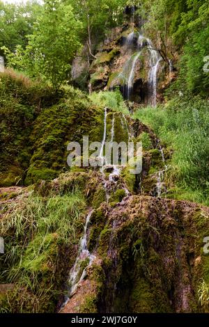 Cascata di Bad Urach nella zona meridionale della Germania Longexposure. Il panorama delle Cascate di Bad Urach in Germania è una popolare attrazione naturale e una cascata chiamata Foto Stock