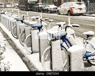 New York, Stati Uniti. 13 febbraio 2024. Neve pesante a Manhattan. Crediti: Nidpor/Alamy Live News Foto Stock