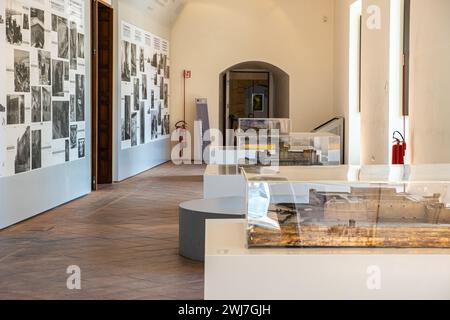 Sala espositiva del Castello Normanno Svevo nel centro storico di Bari, Puglia, Italia meridionale Foto Stock