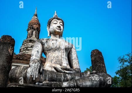 Statua di Buddha vista a Wat Traphang Ngoen a Sukhothai, Thailandia Foto Stock