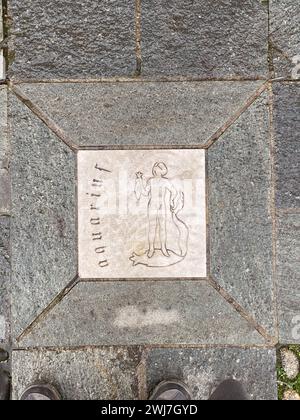 Roccabianca, Parma, Italia - 31 dicembre 2023 piastrelle di segno esoterico astrologico sul pavimento nel centro di Roccabianca nel Ducato di Parma, Italia Foto Stock