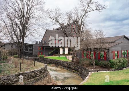 Loretto, Kentucky - 26 gennaio 2024: Veduta della Star Hill Farm, della distilleria di whisky Makers Mark Bourbon e del campus lungo il sentiero bourbon nella zona rurale di K Foto Stock