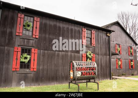 Loretto, Kentucky - 26 gennaio 2024: Veduta della Star Hill Farm, della distilleria di whisky Makers Mark Bourbon e del campus lungo il sentiero bourbon nella zona rurale di K Foto Stock