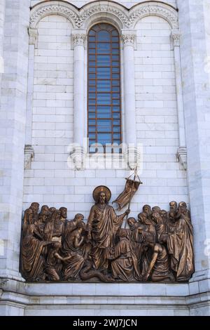 Frammento di sculture in bronzo sulla cattedrale ortodossa di Cristo Salvatore a Mosca. Russia. Foto Stock