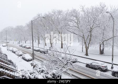 13 febbraio 2024, New York City, New York, Stati Uniti: La neve è caduta e accumulata nella città di Jersey City nello Stato del New Jersey negli Stati Uniti è prevista una forte nevicata in alcune parti del nord-est degli Stati Uniti a partire dalla fine del 12 febbraio, con alcune aree che arrivano fino a 5 cm di neve all'ora, hanno detto i meteorologi del National Weather Service. (Credit Image: © William Volcov/ZUMA Press Wire) SOLO PER USO EDITORIALE! Non per USO commerciale! Foto Stock