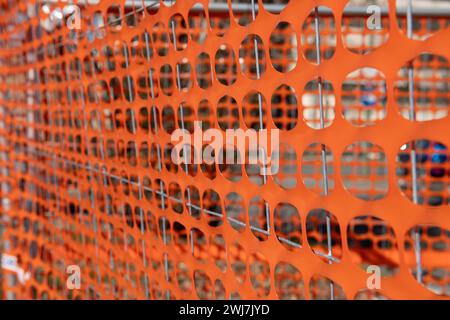 rete ad alta visibilità, lavori in corso in cantiere, recinzione di cantiere con elementi di colore arancione ad alta visibilità. sicurezza Foto Stock
