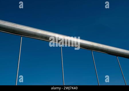 recinzione particolare con rete elettrosaldata, dettaglio tubolare in acciaio inox e zincato, utilizzata nei cantieri edili. Foto Stock