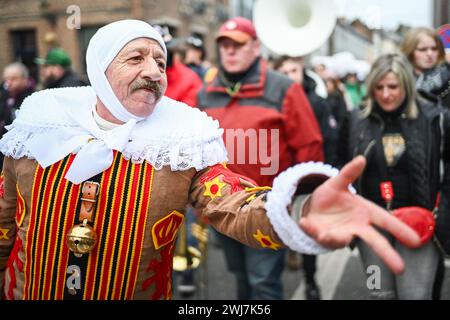 Binche, Belgio. 13 febbraio 2024. I carnivalisti Gilles nella foto al carnevale per le strade di Binche, martedì 13 febbraio 2024. La tradizione del Carnevale di Binche è una delle più antiche e rappresentative della Vallonia e inserita nel 2008 nella Lista rappresentativa del Patrimonio culturale immateriale dell'Umanità dall'UNESCO. BELGA PHOTO ERIC LALMAND credito: Belga News Agency/Alamy Live News Foto Stock